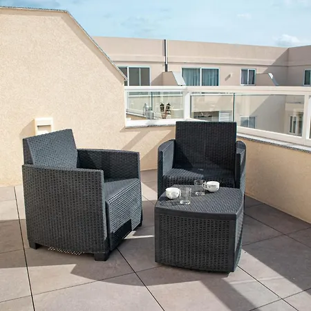 Brend New One Bedroom Penthouse 아파트 *